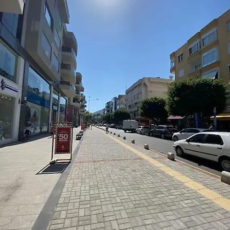 Merkezde Full Esyali Denize 50mt אלאניה